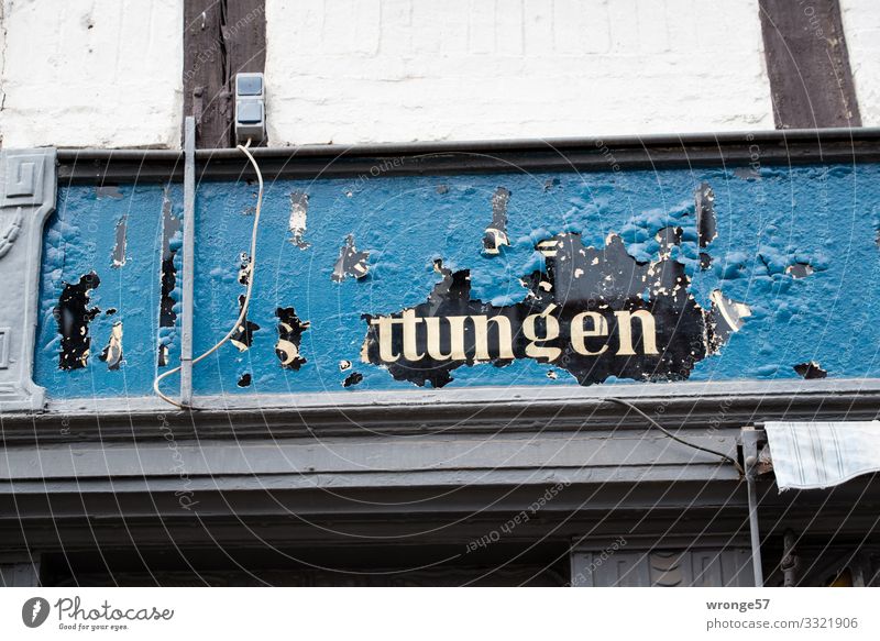 Alt | rätselhafte Reklame über einem Laden Thementag Werbung Geschäft Ladengeschäft undeutlich Gebäude Fassade Außenaufnahme Wand Menschenleer Farbfoto