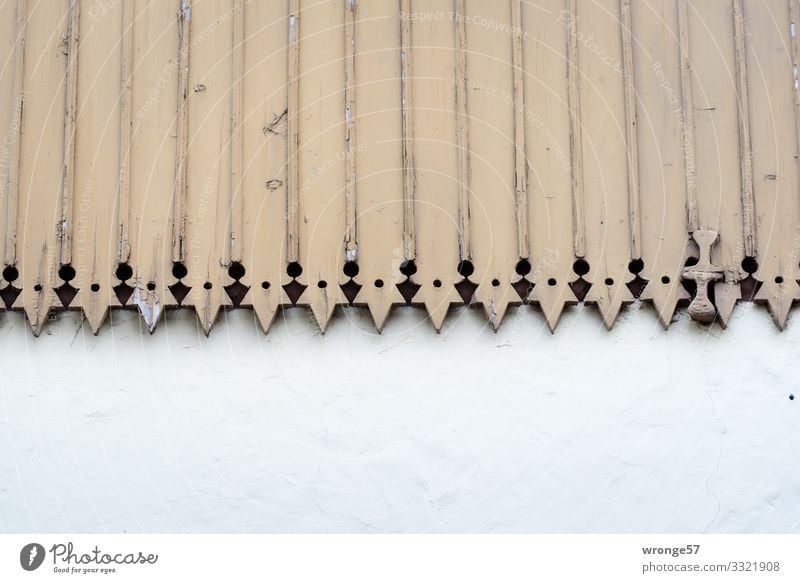 Holzverzierte Fassade eines Harzer Wohnhauses hölzern Verzierung holzverzierung Bretter Verblendung Wetterschutz Wetterseite Hauswand braun Farbfoto
