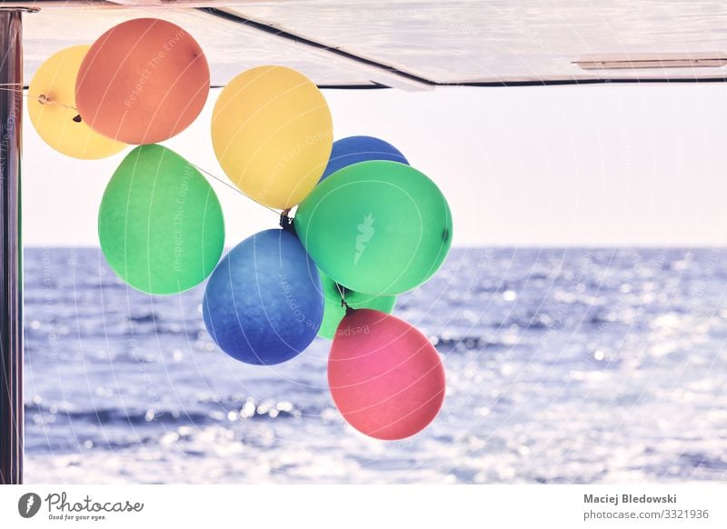 Bunte Party-Ballons auf einem Boot. Reichtum Freude Glück Freizeit & Hobby Ferien & Urlaub & Reisen Ausflug Kreuzfahrt Sommer Sommerurlaub Meer Wellen