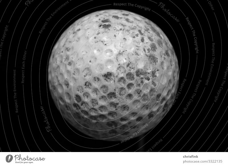 Golfball vor schwarzem Hintergrund Lifestyle Reichtum Seniorenpflege sportlich Spielen Sport Ballsport Zeichen dreckig weiß Golfplatz Schwarzweißfoto