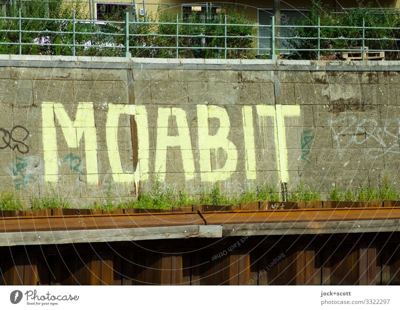 MOABIT an der Spree Straßenkunst Uferbefestigung Geländer Steinplatten Metall Rost Schriftzeichen Großbuchstabe authentisch groß einzigartig Kreativität
