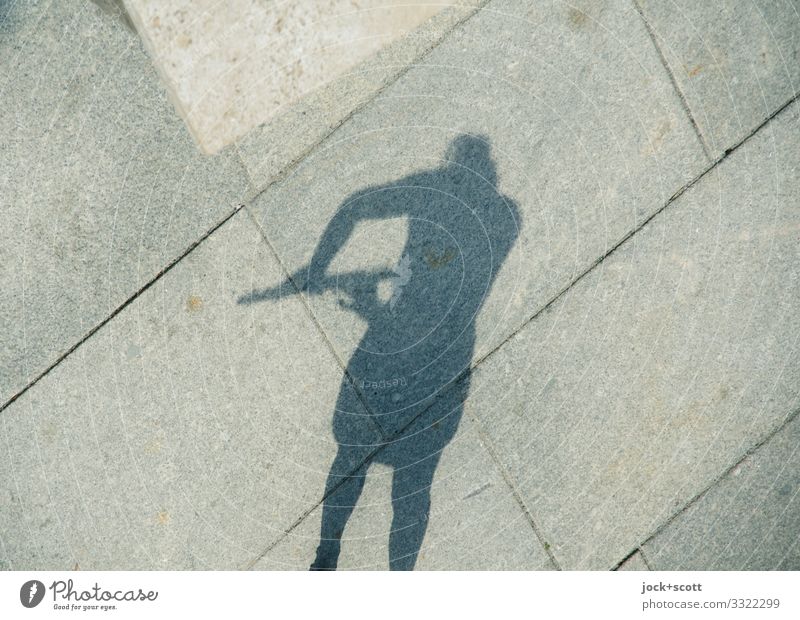 kleines Clarino feminin 1 Mensch Straßenmusiker Klarinette Berlin-Mitte Bürgersteig Steinplatten Linie stehen eckig einfach unten grau Gefühle Stimmung Tatkraft