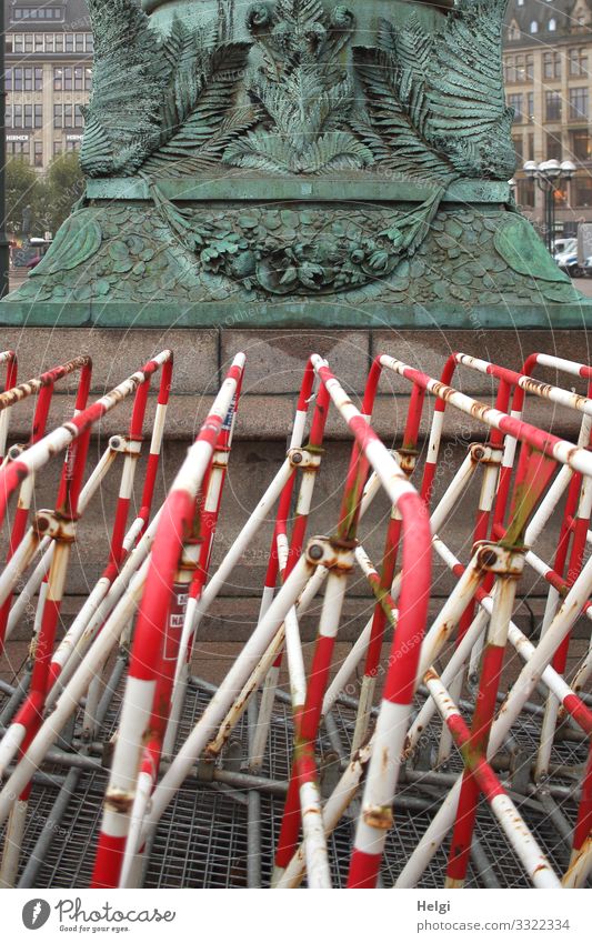 rot-weiße Absperrungen stehen vor einem Denkmal in Hamburg Kunstwerk Skulptur Stadt Barriere Schilder & Markierungen außergewöhnlich grau türkis Sicherheit