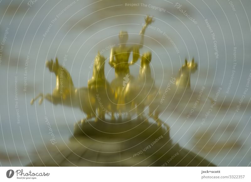 Reflexion von Figuren in Gold Skulptur Viergespann Barock Pfütze Bayreuth Denkmal fantastisch historisch gold Ehre Inspiration Vergangenheit