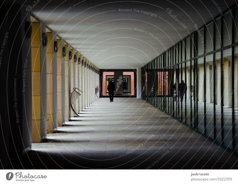 Gangbild Säule Glasfassade Wege & Pfade gehen eckig lang modern grau Stimmung Schutz Gelassenheit Mittelpunkt Symmetrie Umwelt Müllbehälter Tunnelblick