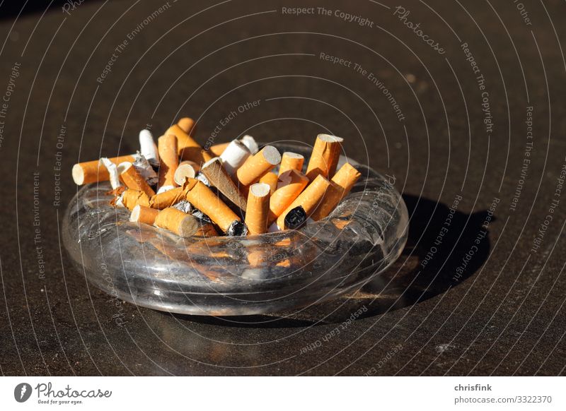 Aschenbecher mit Zigaretten - ein lizenzfreies Stock Foto von Photocase