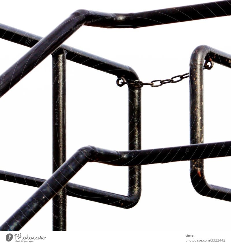 Verkettungen (5) Kette Eisenrohr Geländer Metall Stahl Linie Streifen schwarz Sicherheit Schutz Verantwortung Ausdauer standhaft Ordnungsliebe Genauigkeit