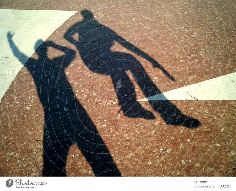 schatten-02 Schatten Mann maskulin rot Barcelona springen hüpfen Silhouette Platz Selbstportrait Kick Bodenbelag außergewöhnlich