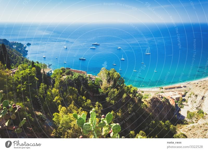 Blick von Taormina auf einen Bahnhof in Sizilien Insel Ausflugsziel Antenne Küstenstreifen im Freien Meereslandschaft mediterran niemand oben Landschaft Strand