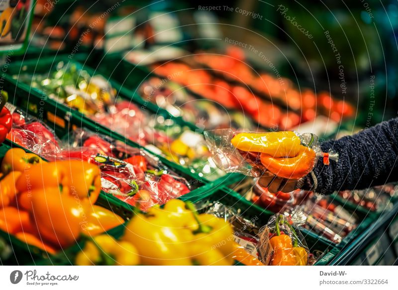 einkaufen / Plastikverpackung Lebensmittel Gemüse Salat Salatbeilage Ernährung Lifestyle Stil Design Geld sparen Gesundheit Gesundheitswesen Krankheit Bildung