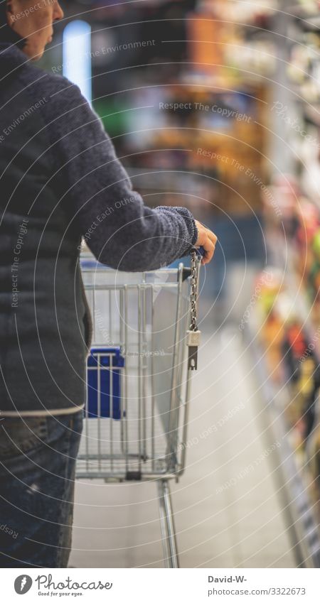 Frau mit Einkaufwagen im Geschäft Einkaufswagen einkaufen suchen Verzweifelung leer ausverkauft Lebensmittel teuer Preise wirtschaft angebot Hamsterkäufe angst