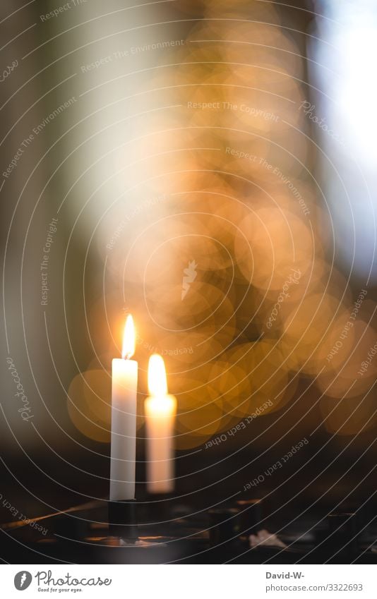 Kerzen brennen in der Kirche Glaube und Hoffnung Flamme Corona Coronavirus sterben trauer beten Gebet Innenaufnahme Licht Kerzenschein dunkel Menschenleer