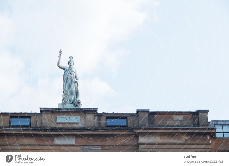 GLASGOW|ITALIA Fassade ästhetisch Glasgow Italien Statue Frau schön Farbfoto Außenaufnahme Textfreiraum links Textfreiraum rechts Textfreiraum oben
