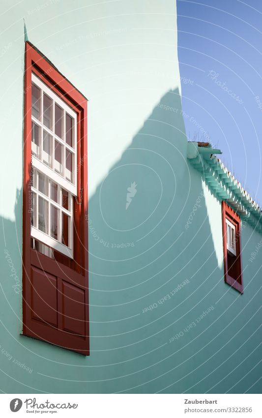 Sprossenfenster, Türkis und Schatten Santa Cruz La Palma Kanaren Haus Bauwerk Fassade Fenster Stein Holz Blick Freundlichkeit rot türkis weiß Zufriedenheit