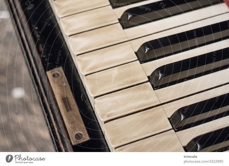 Nahaufnahme eines alten Klaviers mit Patina Musik Kultur Konzert Musikinstrument authentisch ästhetisch Bildung Nostalgie Gedeckte Farben Innenaufnahme