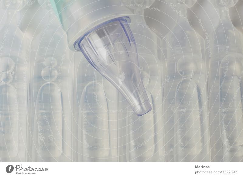 Plastikflaschen mit Serum-Salzlösung und ein Gerät. Gesundheitswesen Behandlung Krankheit Medikament Wellness Kind Krankenhaus Baby Verpackung Sauberkeit weiß