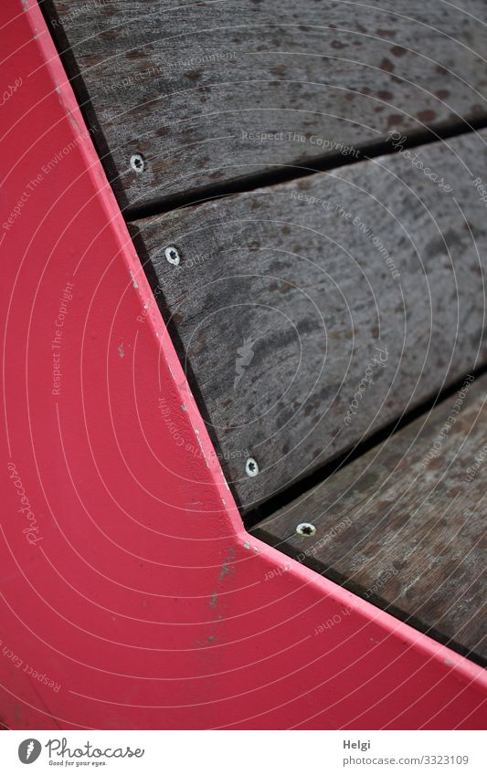 Detailaufnahme einer Holzbank mit Metallseite Bank Schraube stehen außergewöhnlich eckig einfach einzigartig braun grau rosa bizarr Design Farbfoto mehrfarbig