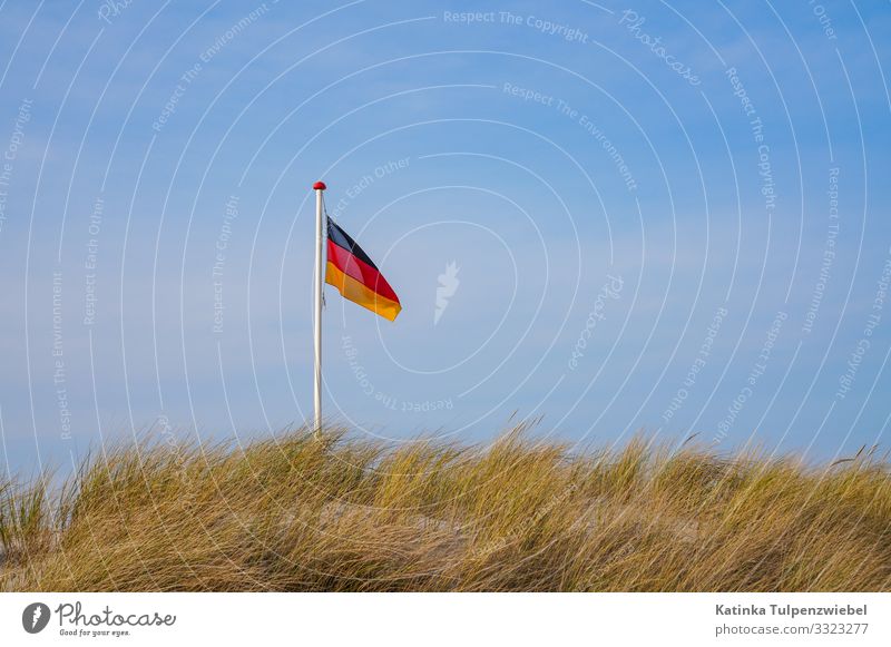 Fahnenmast mit Deutschlandflagge über den Dünen Natur Landschaft Sand Himmel Sommer Strand Nordsee Insel Wahrzeichen elegant einzigartig blau gelb gold rot