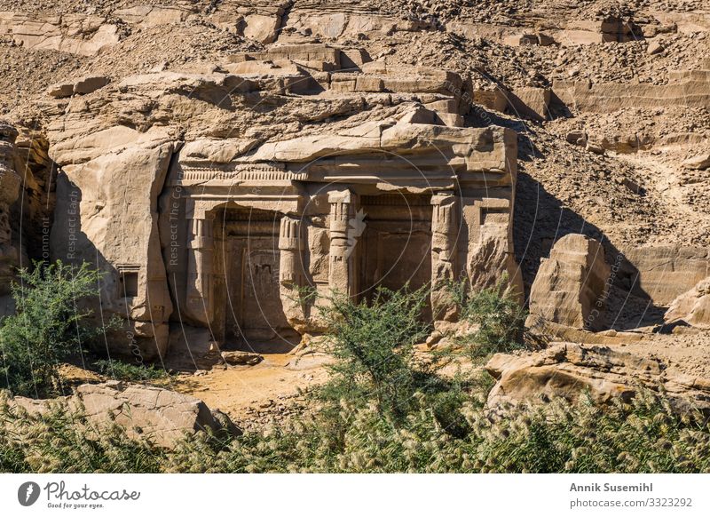 Felsentempel in den Steinbrüchen von Assuan, Oberägypten Tourismus Sightseeing Wohnung Archäologie Natur Landschaft Sonne Klima Schönes Wetter Wärme Gras Feld