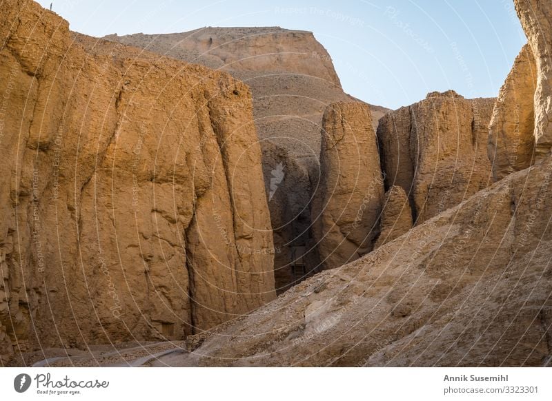 Felsformationen im Tal der Könige in Luxor, Ägypten Tourismus Sightseeing Archäologie Ausgrabungen Kunst Museum Gemälde Kultur Wolkenloser Himmel Felsen Wüste