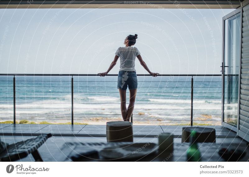 Frau steht auf dem Balkon und schaut auf den Ozean Lifestyle elegant Design Freude schön Wellness Leben Wohlgefühl Zufriedenheit Erholung