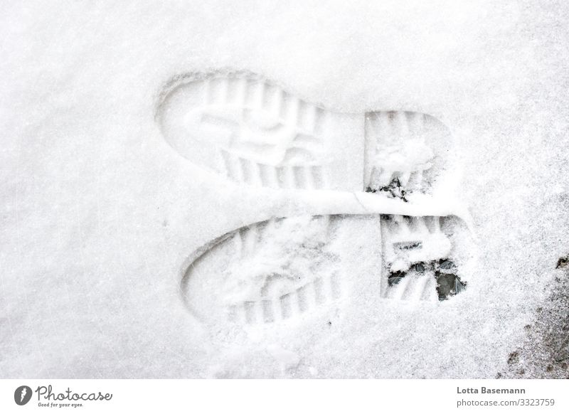 lechts und rinks Schuhabdrücke Spuren Schnee links rechts vertauscht Winter Jahreszeit Nahaufnahme Vogelperspektive Außenaufnahme draußen Natur Fußspur