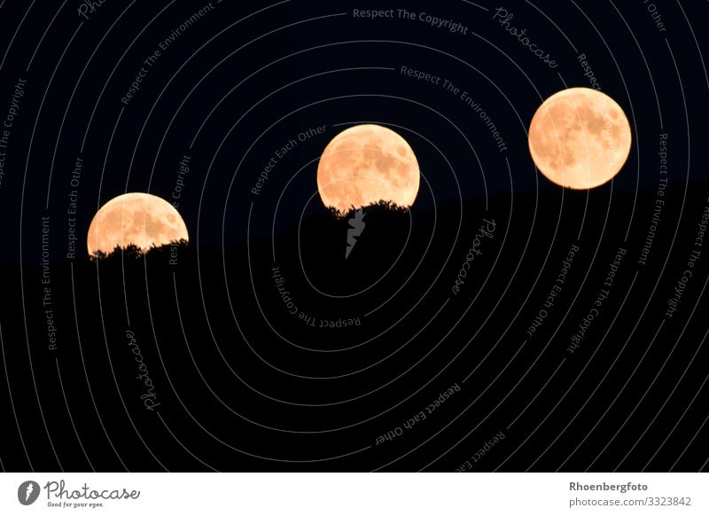 Aufsteigender Mond am Nachthimmel Urelemente Luft Stern Horizont Klima Klimawandel Wetter Globus dunkel Ferne groß Unendlichkeit hoch natürlich rund gelb