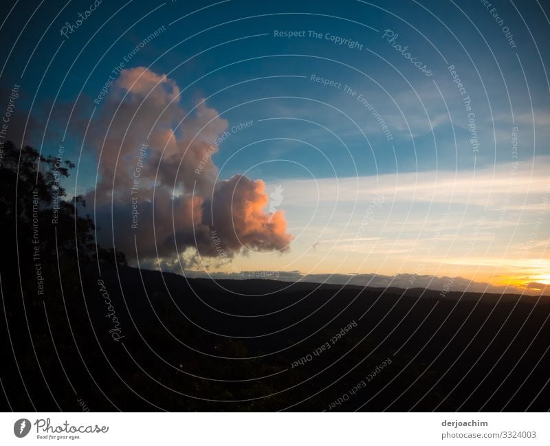 Ein Himmelsdrachen über dem Land. Eine Wolkenbildung die wie ein Drache aussieht. Freude Erholung Ausflug Umwelt Schönes Wetter Hügel Queensland Australien