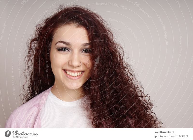 glückliche Teenagerin Lifestyle schön Mensch feminin Mädchen Junge Frau Jugendliche Erwachsene 1 13-18 Jahre 18-30 Jahre Haare & Frisuren brünett rothaarig