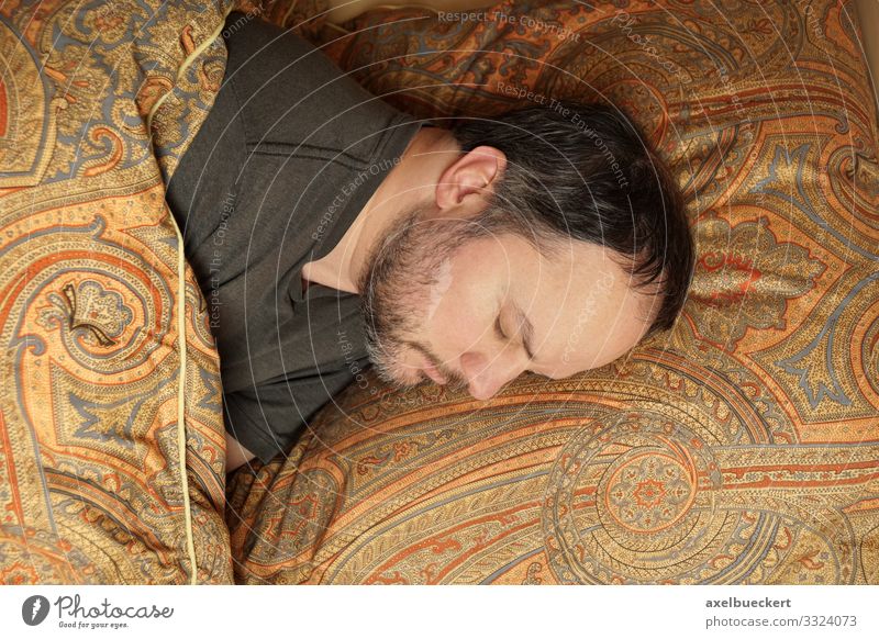 Mann mittleren Alters schläft im Bett schlafen Schlafzimmer Lifestyle Freizeit & Hobby Häusliches Leben Wohnung Mensch Erwachsene 30-45 Jahre schwarzhaarig