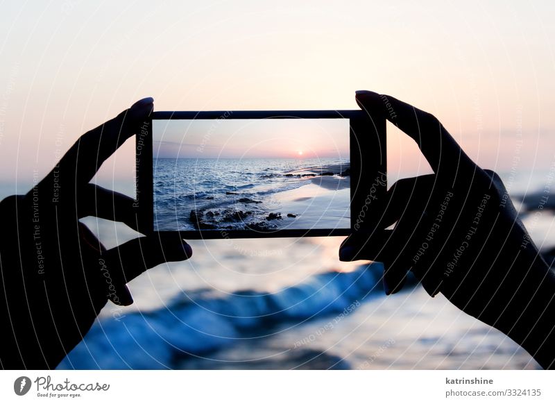 Mädchen macht ein Sonnenuntergangsfoto mit dem Handy Ferien & Urlaub & Reisen Sommer Strand Meer PDA Technik & Technologie Frau Erwachsene Umwelt Natur
