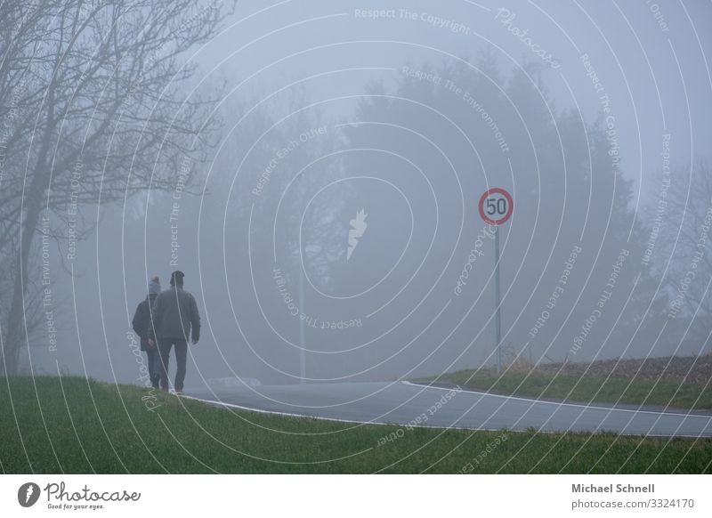 Spaziergang, Tempo 50 Spazierweg Mensch Erwachsene 2 Nebel Straße laufen ruhig Farbfoto Außenaufnahme Tag