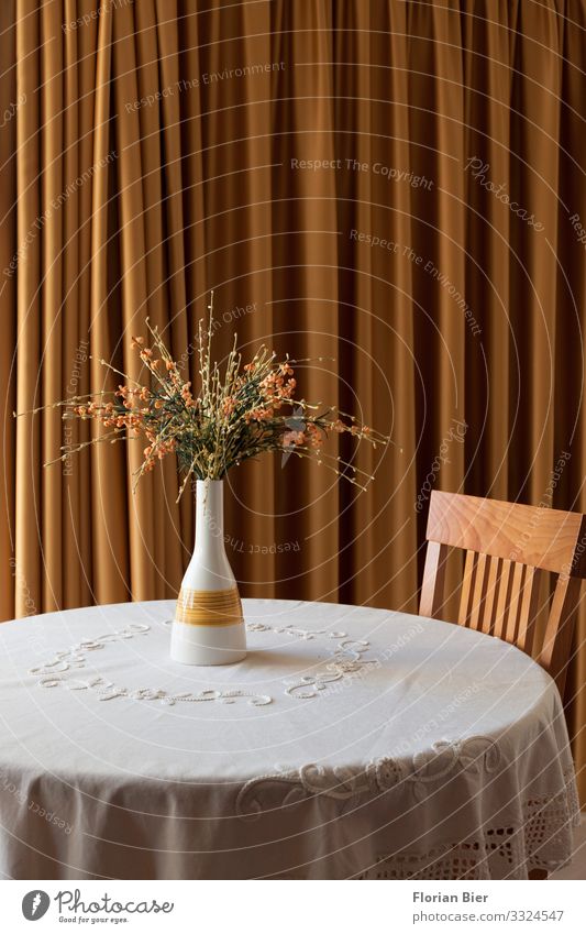 Zugezogen Vase Tisch Tischwäsche Stuhl Vorhang Blumenvase Blumenstrauß Stein Holz Blühend Häusliches Leben elegant rund schön gelb gold gewissenhaft Trauer Tod