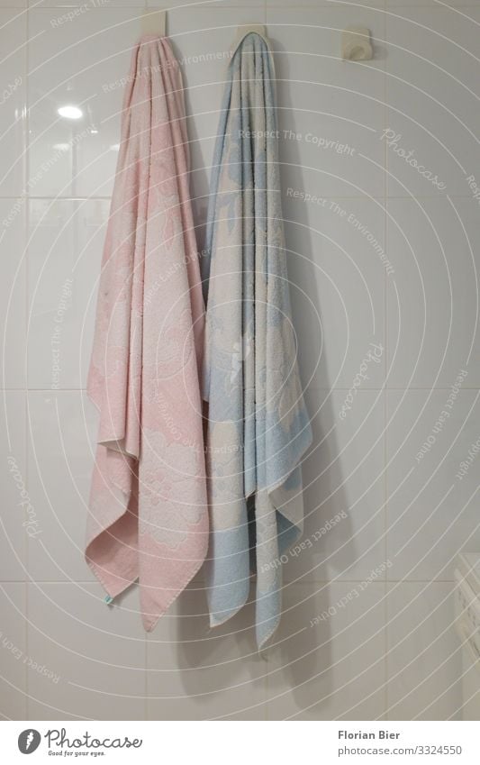 Ehepaar Badetuch Handtuch Handtuchhaken berühren Duft hängen Häusliches Leben Zusammensein Sauberkeit weich rosa Glück Leidenschaft Vertrauen Geborgenheit