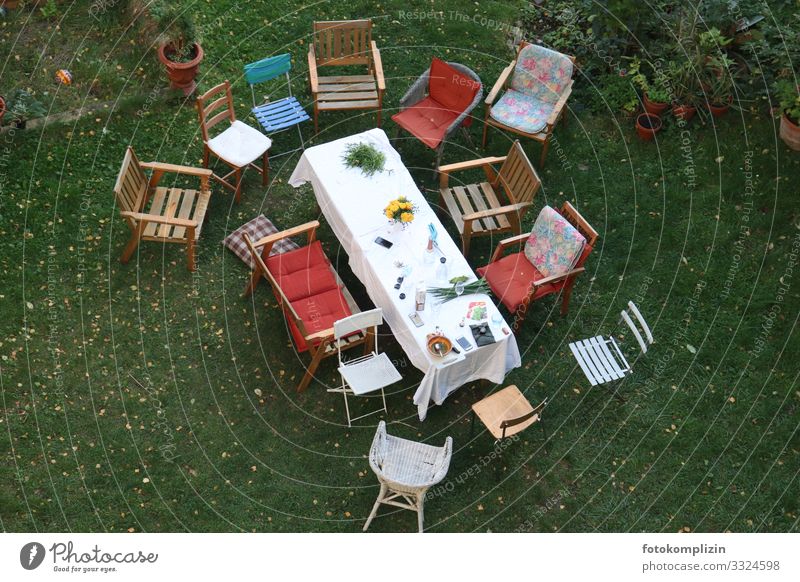 verlassene Gartenstühle um einen Tisch nach einer Feier Feste & Feiern Essen Gartenfest Kaffeetrinken Gartenmöbel Gartenstuhl Familienfeier Familientreffen