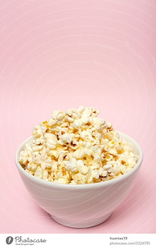 Popcorn auf farbigen Hintergründen Lebensmittel Fastfood Schalen & Schüsseln Entertainment Kino frisch lecker rosa weiß Farbe Popkorn Snack Mais salzig
