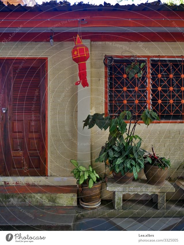 So lebt ein Mönch Chiangmai Thailand Asien Kleinstadt Haus Tempel Mauer Wand Tür Fenster Sehenswürdigkeit Lampion einfach rot erleben sparsam Tradition Farbfoto