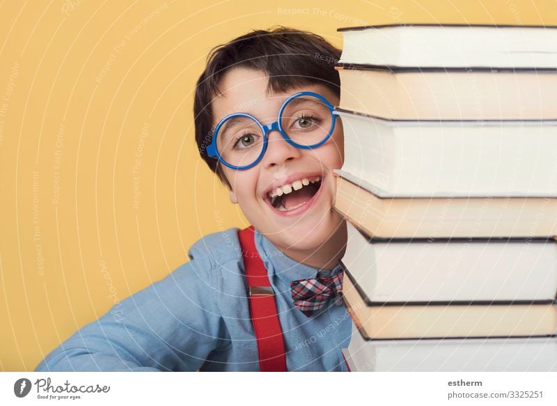 glückliches und lächelndes Kind mit Büchern Lifestyle Freude Spielen lesen Bildung Schule lernen Schulkind Student Mensch maskulin Junge Kindheit 1 8-13 Jahre