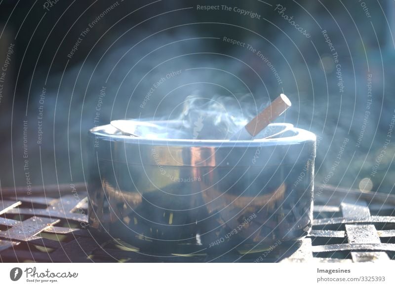 Verraucht Gesundheit Rauchen Rauchwolke Aschenbecher Zigarette Zigarettenrauch Sucht "zigarette rauchend konzept nikotinkonsum aufhören zu rauchen süchtig asche