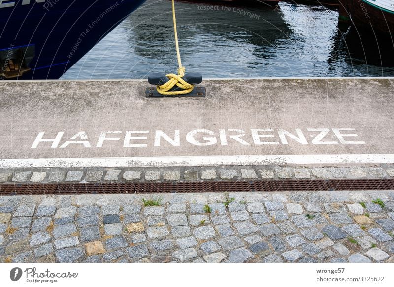 Geschriebenes | Hafengrenze Wismar Fischerboot Stein Schriftzeichen Schilder & Markierungen maritim blau braun weiß Wasserfahrzeug Schiffsrumpf Festmacher Seil