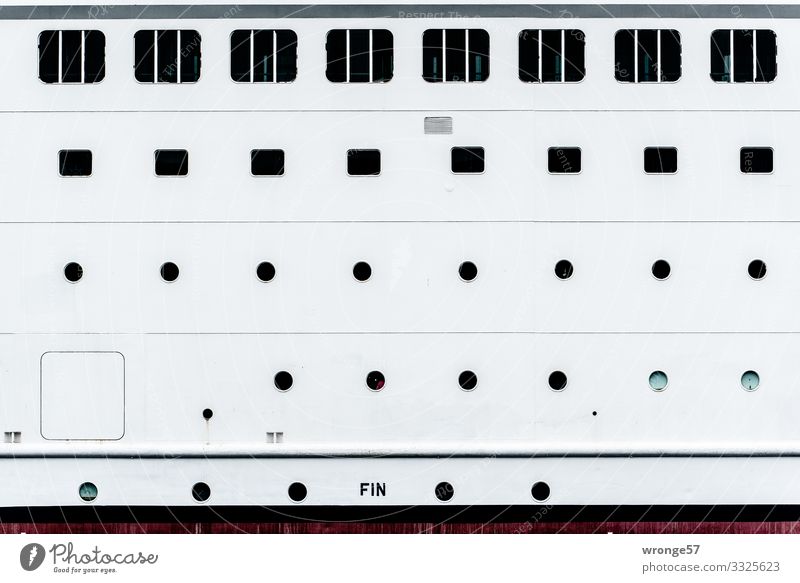 Bullaugen und Fenster eines Passagierschiffs Boot Schiff Bordwand Menschenleer Schifffahrt Außenaufnahme Farbfoto weiß schwarz rund eckig Nahaufnahme maritim