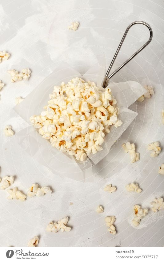 Popcorn auf farbigen Hintergründen Lebensmittel Fastfood Schalen & Schüsseln Entertainment Kino frisch lecker weiß Farbe Popkorn Snack Mais salzig Hintergrund