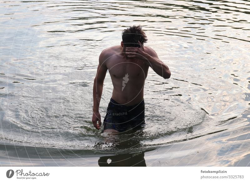 junger Mann kommt nach dem Schwimmen aus dem Wasser Gesundheit Fitness maskulin Junger Mann Jugendliche 1 Mensch 18-30 Jahre Erwachsene Wellen Schwimmen & Baden