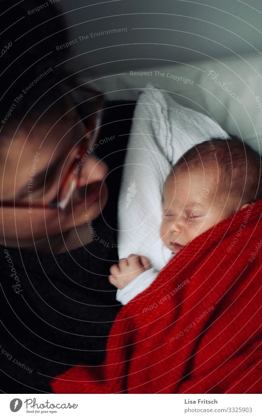 NEUGEBORENES - VATER - SCHLAFEN Kindererziehung Baby Vater Erwachsene Kindheit Leben 2 Mensch 0-12 Monate 30-45 Jahre Brille Decke entdecken Erholung festhalten