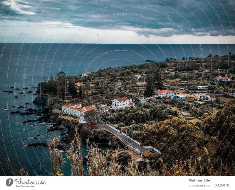 Kleine Küstenstadt mit weißen Häusern auf den Azoren Natur Wasser Wolken Gewitterwolken Sommer Klimawandel schlechtes Wetter Sträucher Hügel Meer Dorf