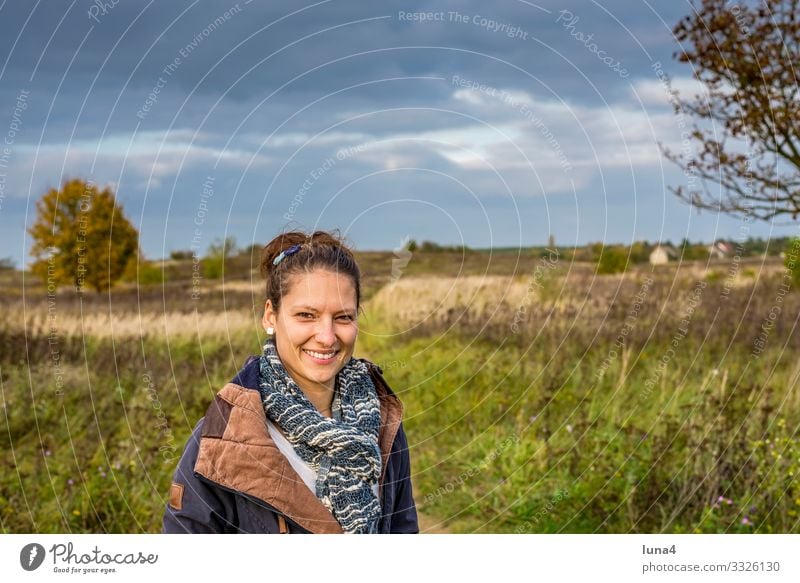fröhliche junge Frau lachen Natur entspannt glücklich Porträt zufrieden lächeln Freude zuversichtlich Auszeit Herbst Schal optimistisch Ausflug Wiese millenials