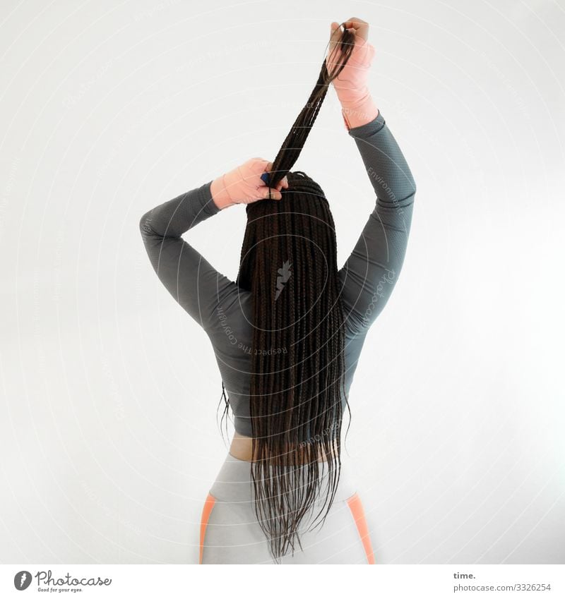 Nikolija feminin Frau Erwachsene 1 Mensch T-Shirt Hose bandagieren Haare & Frisuren brünett langhaarig Zopf festhalten stehen ästhetisch sportlich Leidenschaft