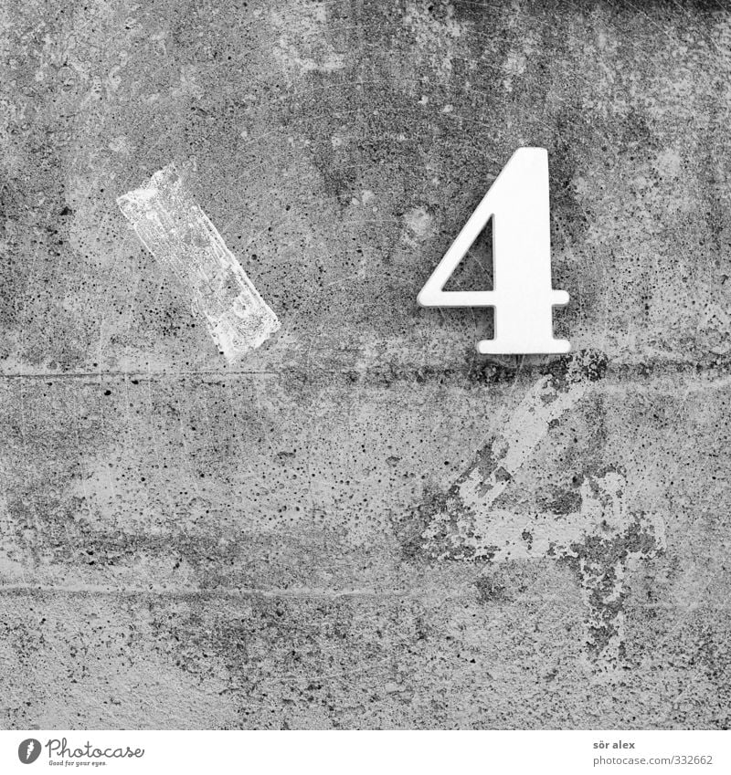 Zahl 4 und 44 auf eine Betonwand lernen Mauer Wand Fassade Betonmauer Zeichen Ziffern & Zahlen Hausnummer grau Mathematik rechnen Farbfoto Nahaufnahme