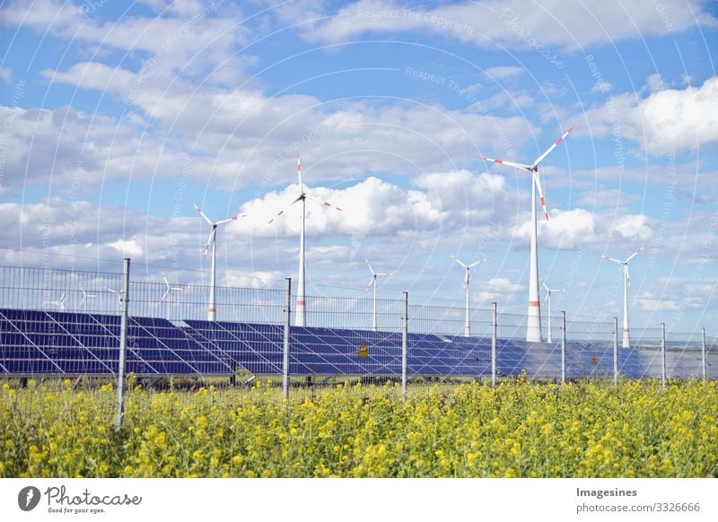 Solaranlage und Windkraft. Photovoltaik Solarmodule und Windkraftanlage Technik & Technologie Energiewirtschaft Sonnenenergie Energiekrise Industrie Umwelt