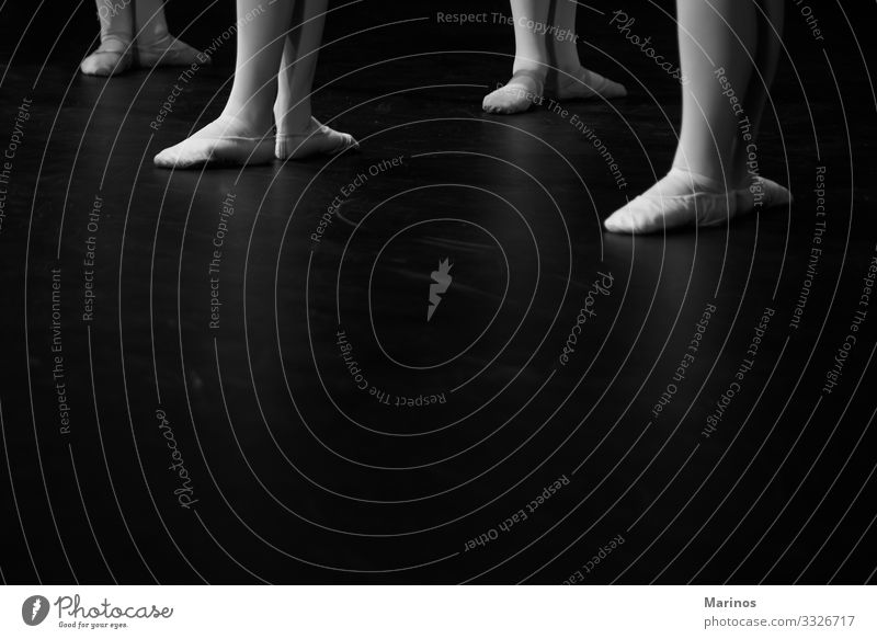 Nahaufnahme der Beine von Ballerinas während einer Aufführung.Balletttänzer. elegant schön Tanzen Frau Erwachsene Kunst Tänzer Schuhe modern schwarz weiß